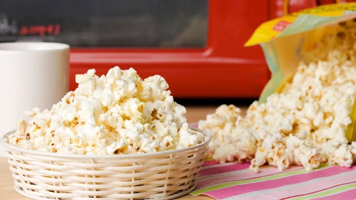 How to use a microwave popcorn popper?